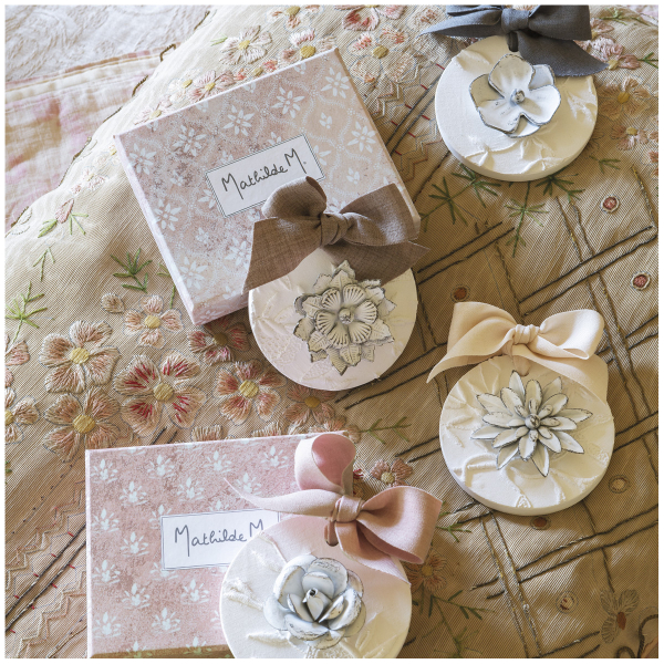 Geschenkpackung Duftstein rund mit Metallblüte und Duftzerstäuber